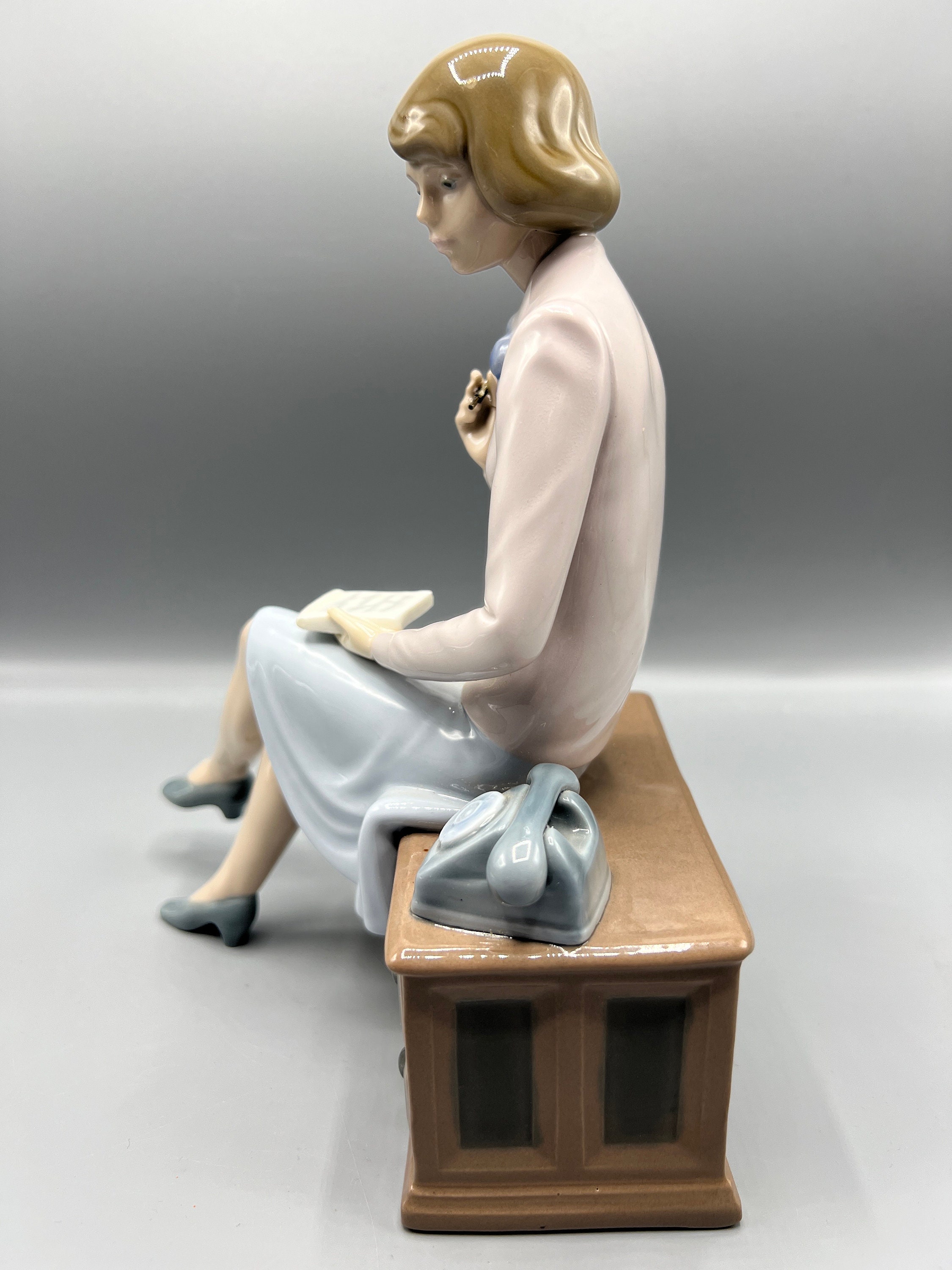 ヴィンテージ NAO リヤドロ磁器製秘書人形 - #0402 (修復済み親指 ヴィンテージ NAO リヤドロ磁器製秘書人形 - #0402 (修復済み親指