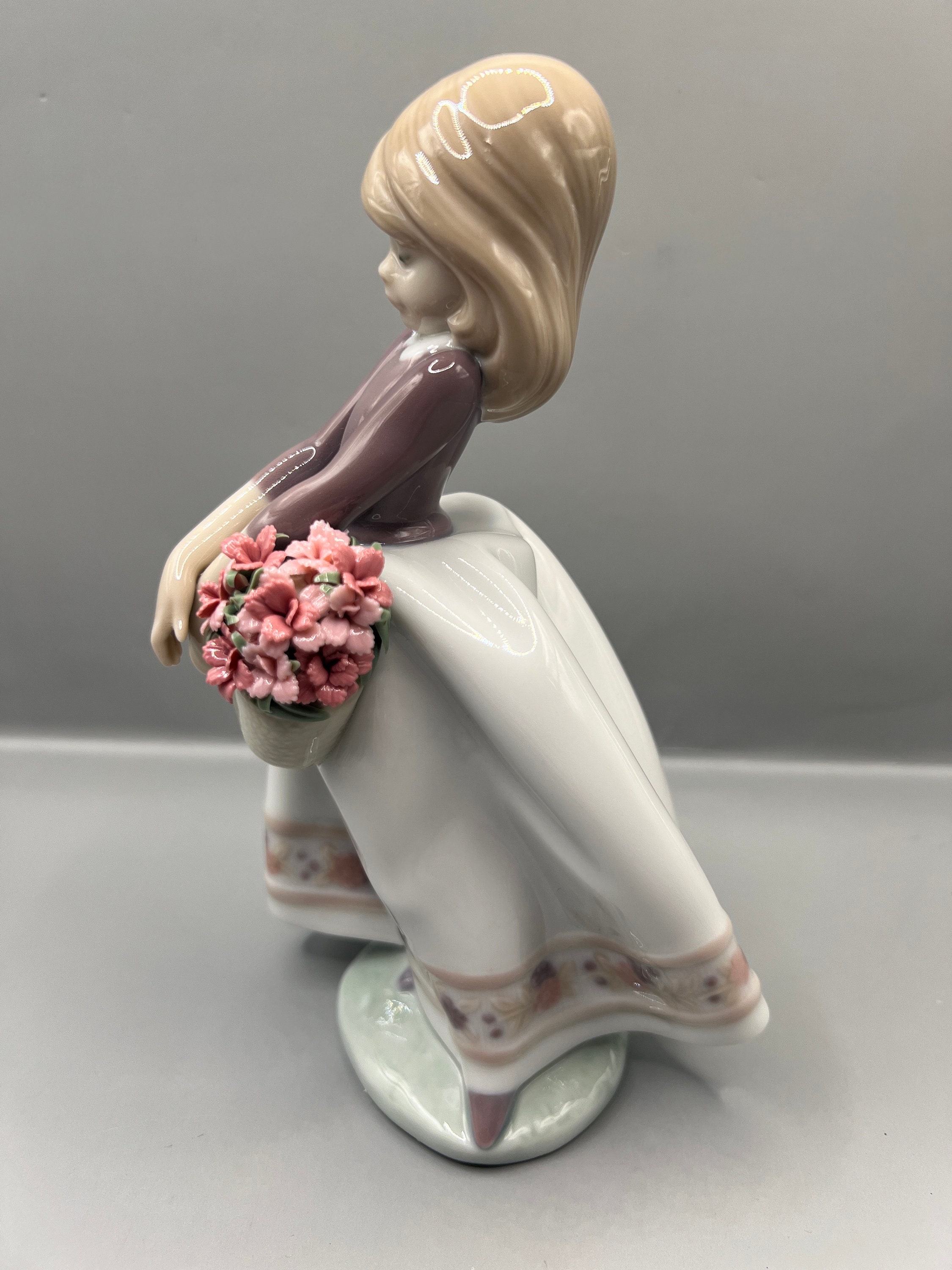 ヴィンテージ リヤドロ「5月の花」フィギュア #9178：特別版磁器製少女