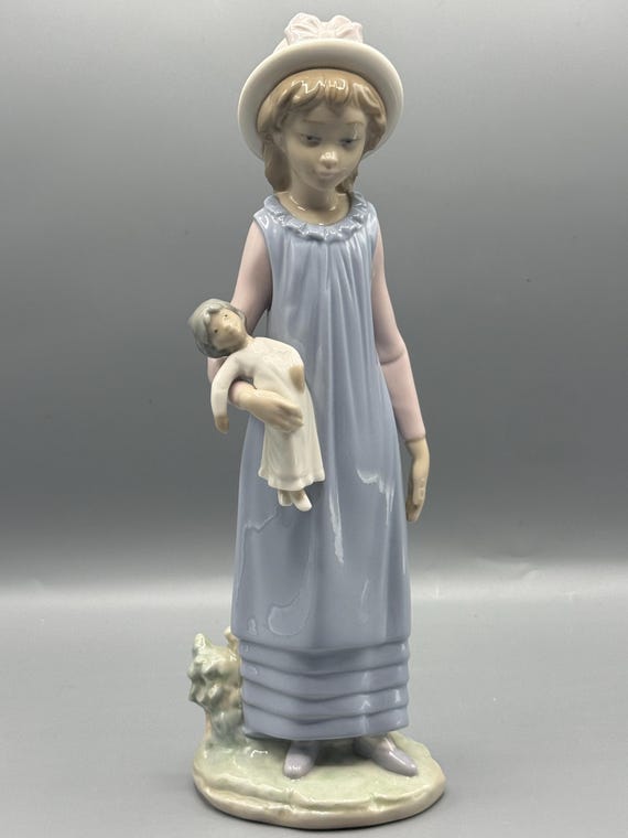 Lladró Belinda With Her Doll Figurine #5045 – Retired Porcelain