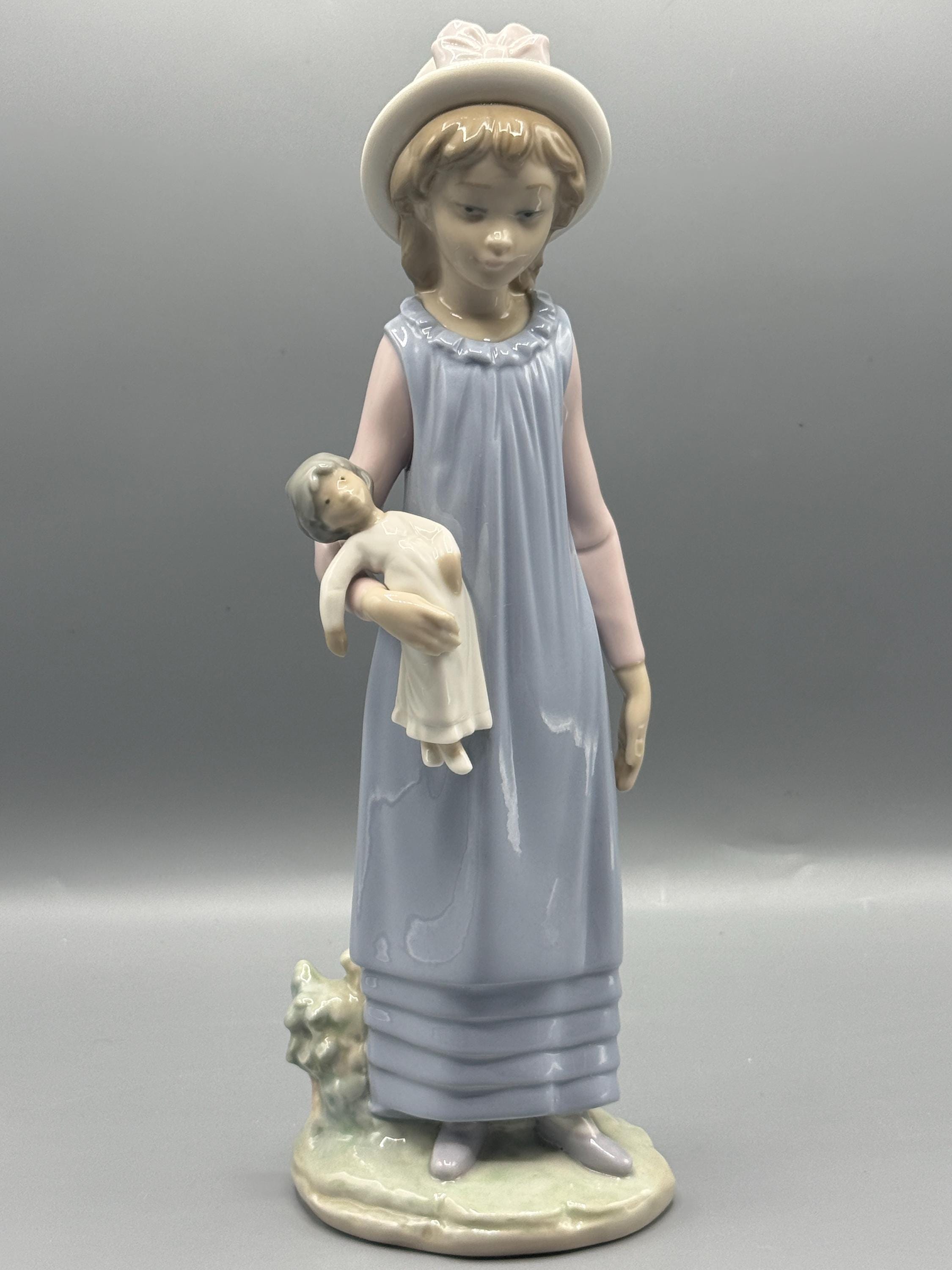 Lladró Belinda With Her Doll Figurine #5045 – Retired Porcelain