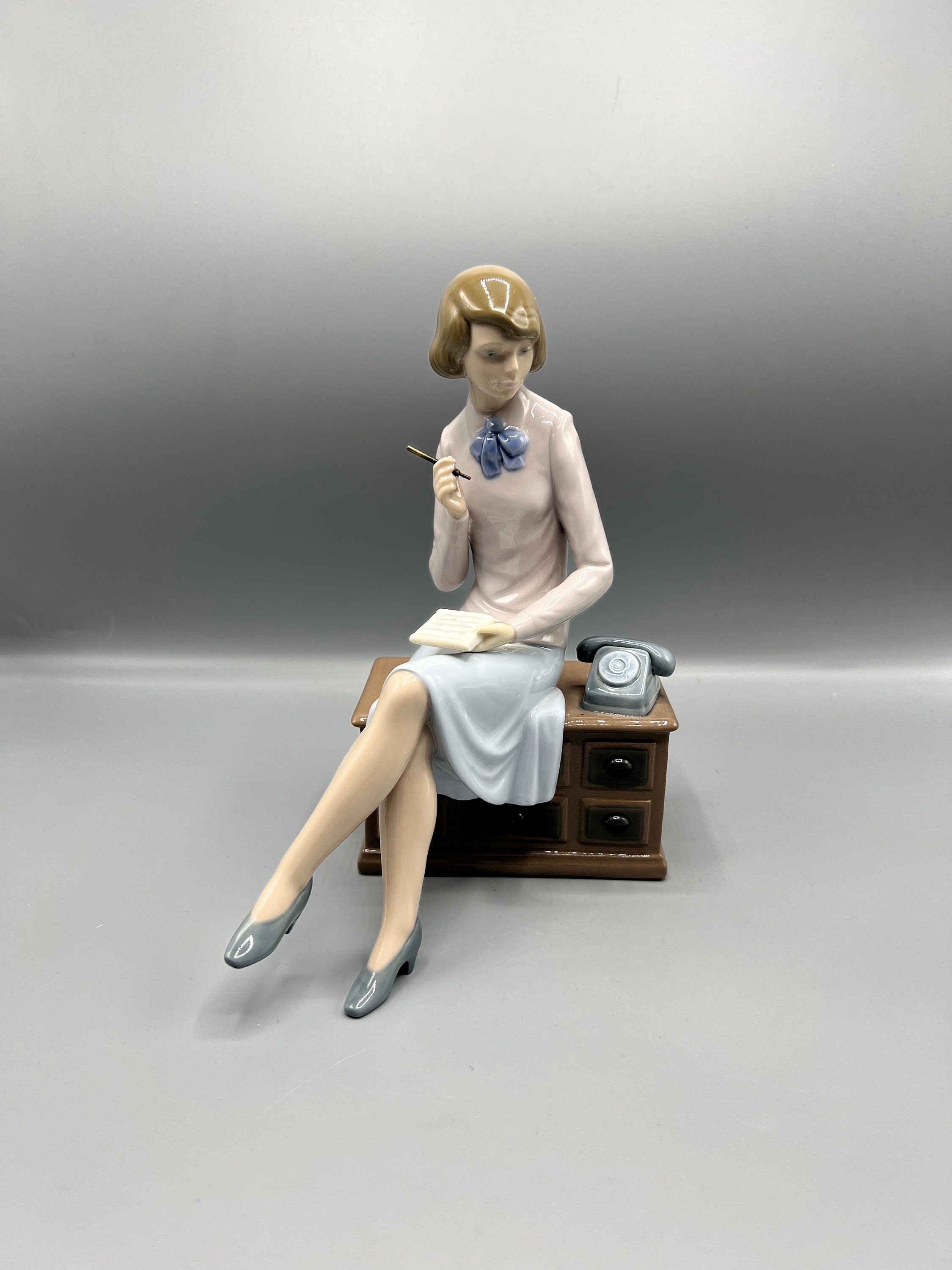 LIADRO リヤドロ NAO Vintage Secretary ヴィンテージ ヴィンテージ NAO リヤドロ磁器製秘書人形 - #0402 (修復済み親指