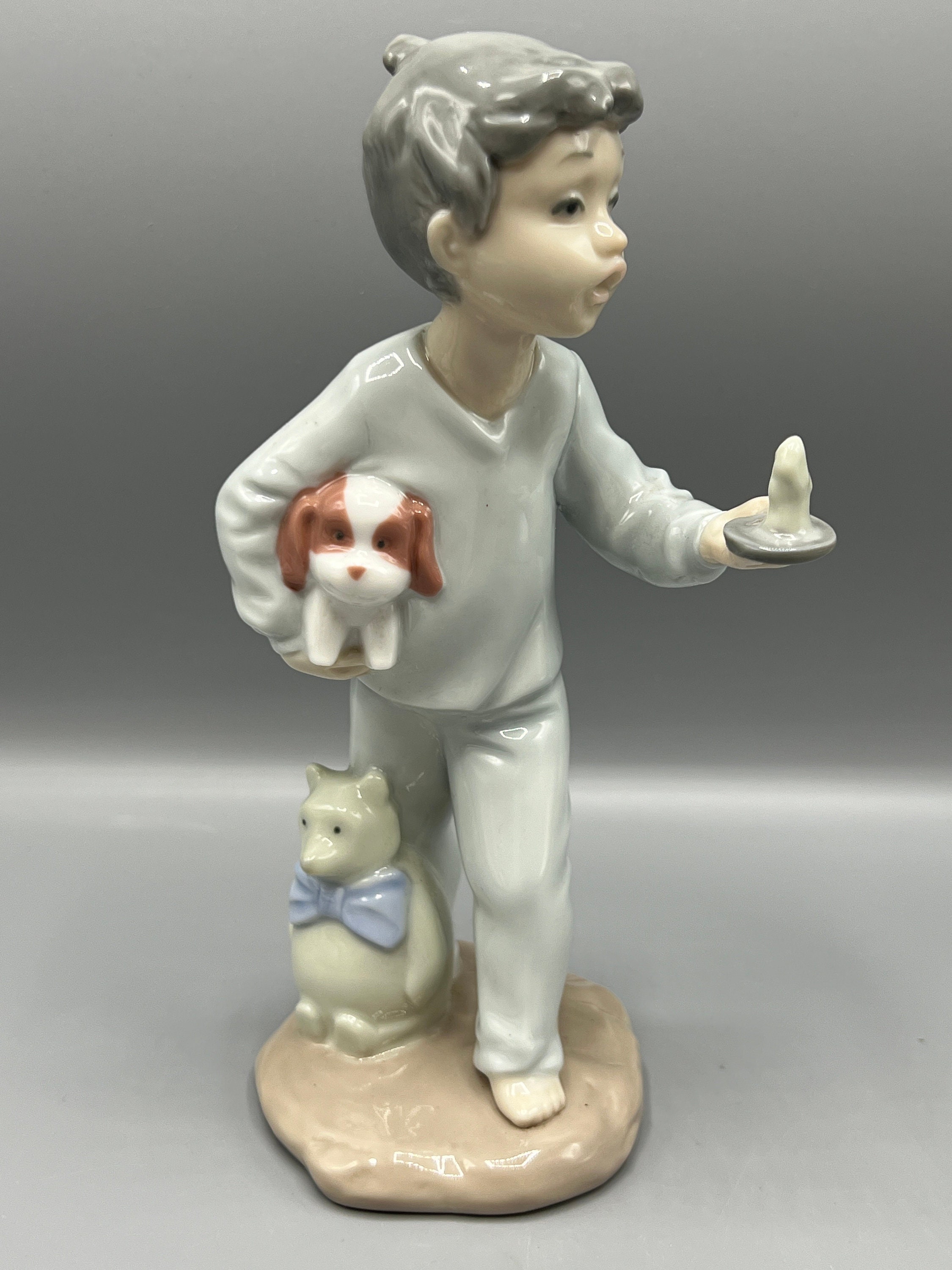 ヴィンテージ NAO リヤドロ磁器フィギュア：ろうそくを持った少年、犬