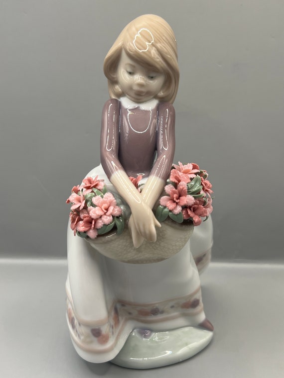 ヴィンテージ リヤドロ「5月の花」フィギュア #9178：特別版磁器製少女