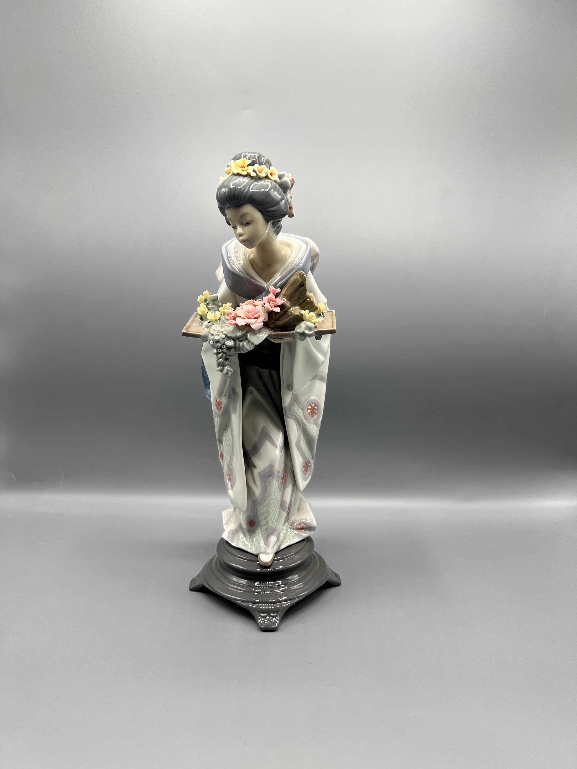 Vintage Lladro 'graceful Offering' #5773 Japanese Geisha