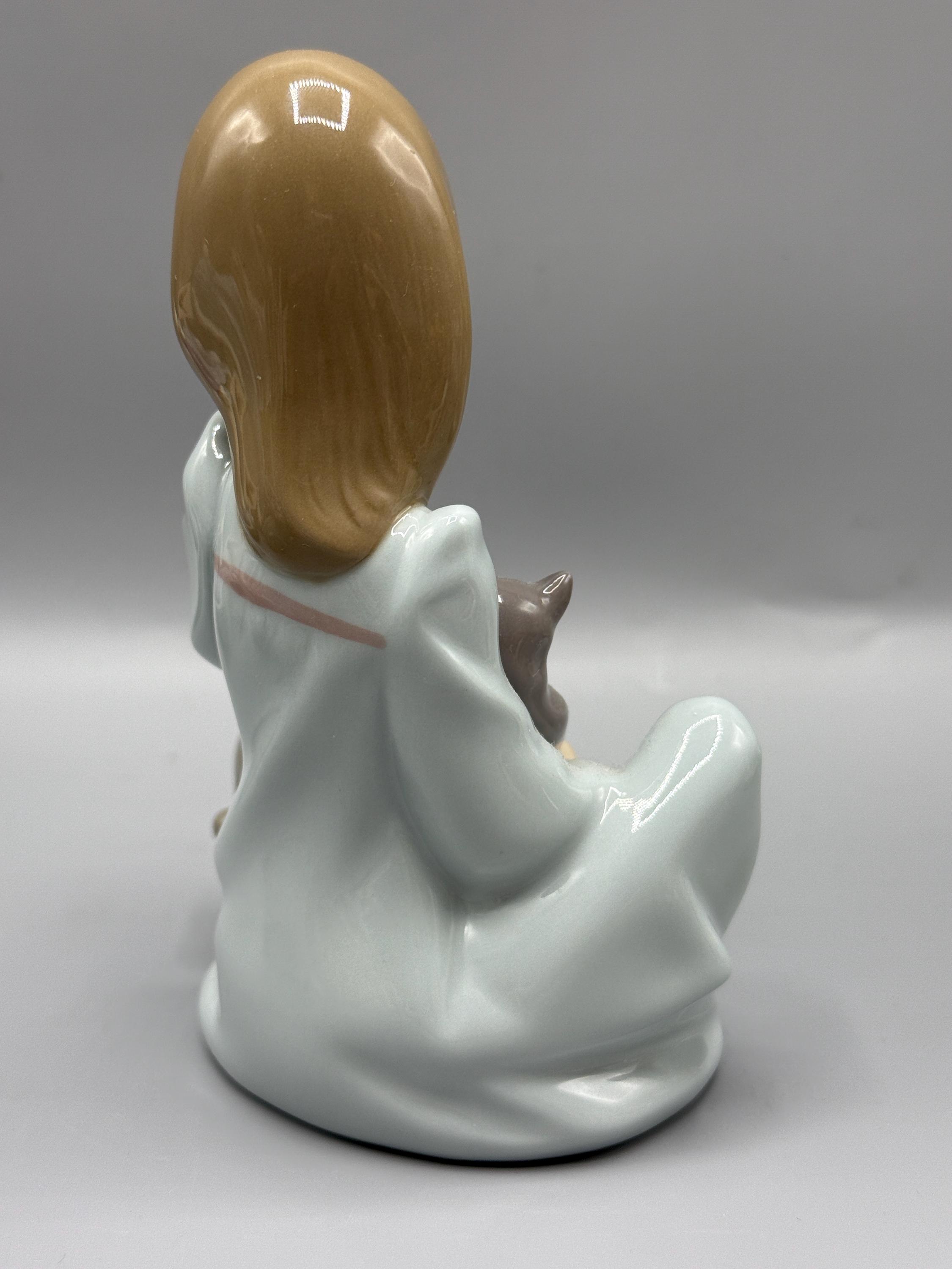 ヴィンテージ リヤドロ「猫のお昼寝」フィギュア（モデル番号 5640