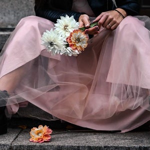 Falda de tul rosa empolvado: Tutú largo para adulto, forrado de algodón hecho a mano.