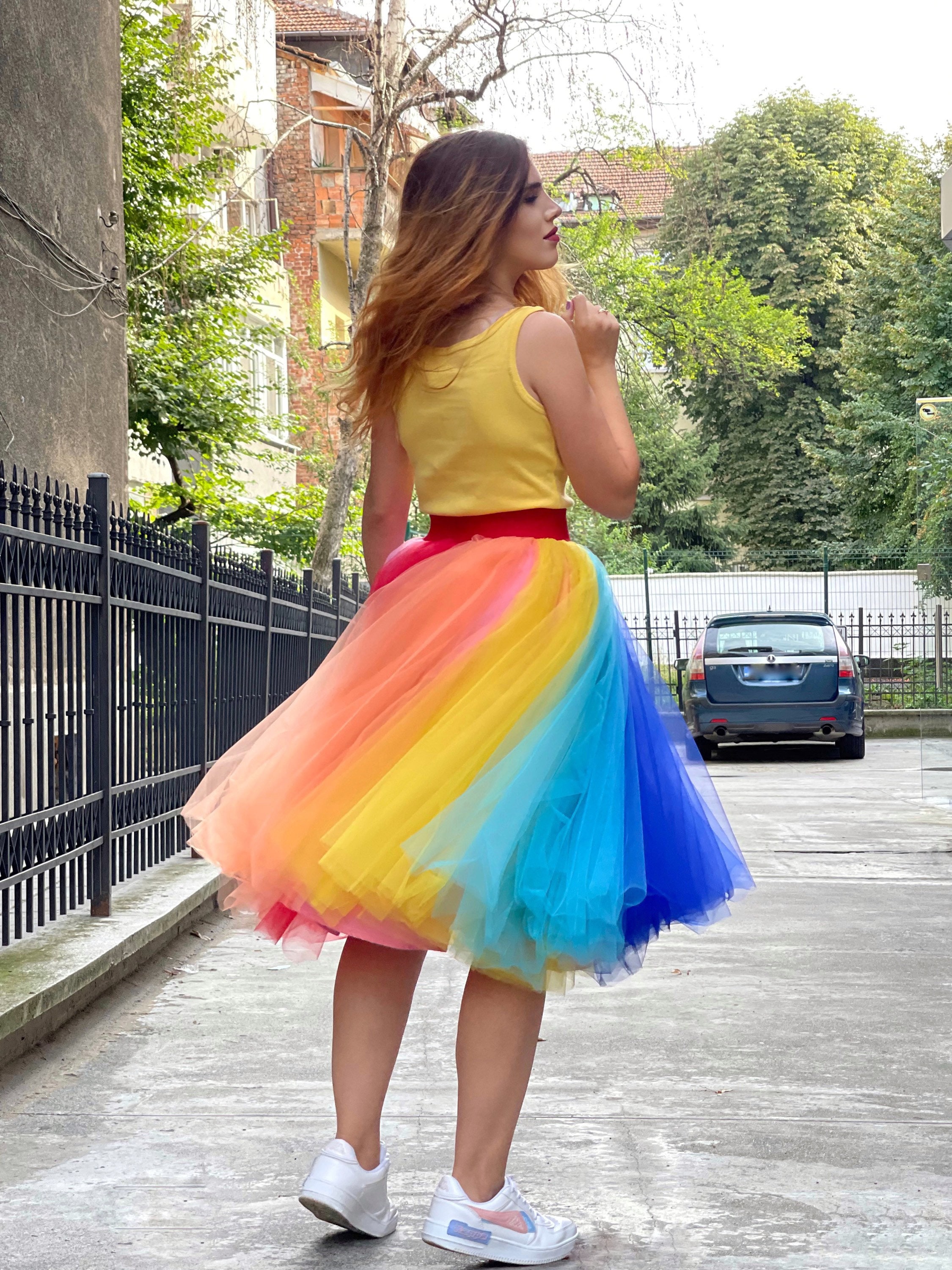 Una donna con un vestito con una gonna color arcobaleno
