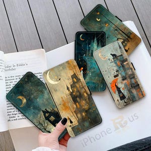 Puede incluir: Cinco fundas de teléfono diferentes con varias ilustraciones. Cada funda presenta un fondo oscuro con una ilustración caprichosa de un edificio, un gato y una persona. Las ilustraciones están en un estilo pictórico con colores apagados.