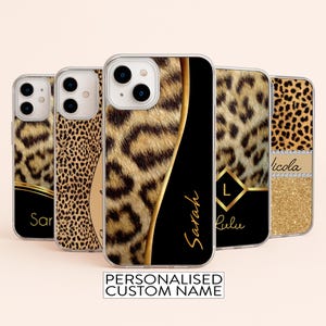 Peut inclure: Cinq étuis de téléphone différents avec un motif léopard. Les étuis sont transparents et montrent l'objectif de l'appareil photo du téléphone. Les étuis ont des accents dorés et un nom personnalisé au dos. Les noms sont "Sarah", "Lulu", "Nicola" et "Sam".