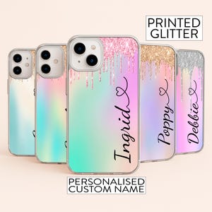 Puede incluir: Cuatro fundas de teléfono personalizadas con un fondo holográfico iridiscente y un diseño de goteo de purpurina rosa, dorada o plateada. Las fundas tienen los nombres Ingrid, Poppy y Debbie impresos.