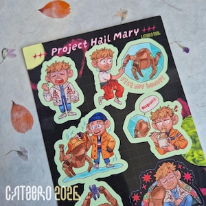 Könnte beinhalten: Ein Stickerbogen mit dem Titel Project Hail Mary mit Cartoon-Illustrationen einer Figur mit braunen Haaren und Brille, die mit einer braunen spinnenartigen Kreatur interagiert. Enthält Text wie Fist my bump und Disgust.