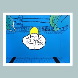 Pu&ograve; includere: Un'illustrazione blu e verde di un nuotatore con un berretto da bagno giallo che si tuffa in una piscina. Il nuotatore &egrave; sott'acqua e la piscina &egrave; circondata da un bordo di piastrelle bianche e nere.
