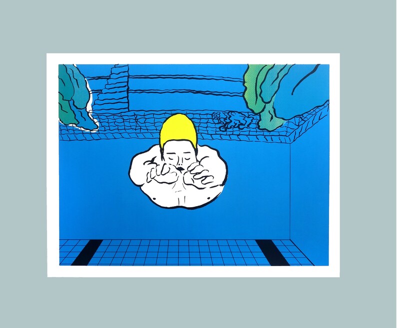 Pu&ograve; includere: Un'illustrazione blu e verde di un nuotatore con un berretto da bagno giallo che si tuffa in una piscina. Il nuotatore &egrave; sott'acqua e la piscina &egrave; circondata da un bordo di piastrelle bianche e nere.