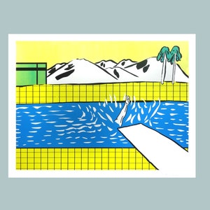 Pu&ograve; includere: Un'illustrazione gialla, blu, verde e bianca di una persona che si tuffa in una piscina. La piscina &egrave; circondata da un reticolo giallo. Lo sfondo presenta un edificio verde e montagne innevate.