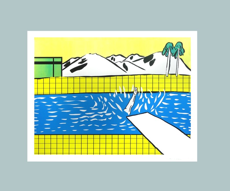 Pu&ograve; includere: Un'illustrazione gialla, blu, verde e bianca di una persona che si tuffa in una piscina. La piscina &egrave; circondata da un reticolo giallo. Lo sfondo presenta un edificio verde e montagne innevate.