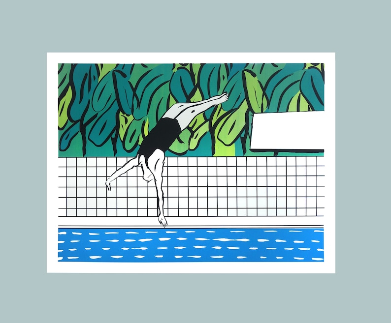 Pu&ograve; includere: Un'illustrazione in bianco e nero di una persona che si tuffa in una piscina. La persona indossa un costume da bagno nero e si tuffa a testa in gi&ugrave; nell'acqua. La piscina &egrave; circondata da un muro piastrellato verde e bianco.
