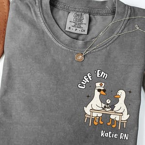 Maglietta personalizzata per infermiera con scritta &quot;Silly Goose&quot;, polsini in cotone con colori confortevoli, dalla S alla 4XL