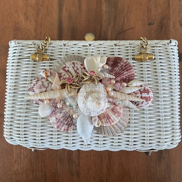 Vintage wicker handbag with shell embellishment