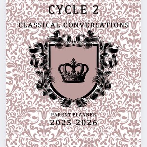 Puede incluir: Un planificador para padres para 2025-2026 con el texto "CYCLE 2 CLASSICAL CONVERSATIONS". La portada presenta un patrón floral decorativo en tonos rosa y blanco, con un emblema central de una corona.