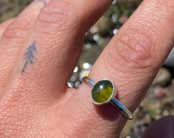 Grüner Turmalin-Ring aus 925er Silber, Ring aus Silber und Naturstein, handgefertigter Ring, Ring für Boho-Frau, Geschenk für Hippie-Frau