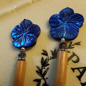 Fröhliche Blaue Blumen Haarstäbchen