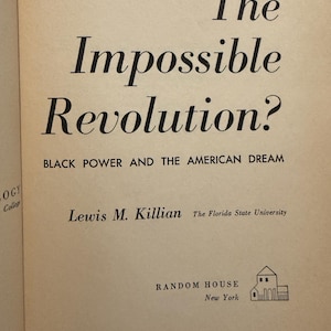 Op de afbeelding: Een boekpagina met de titel "The Impossible Revolution?" in grote, vette, zwarte letters. De ondertitel luidt "Black Power and the American Dream." Auteur Lewis M. Killian en uitgever Random House zijn ook afgebeeld.