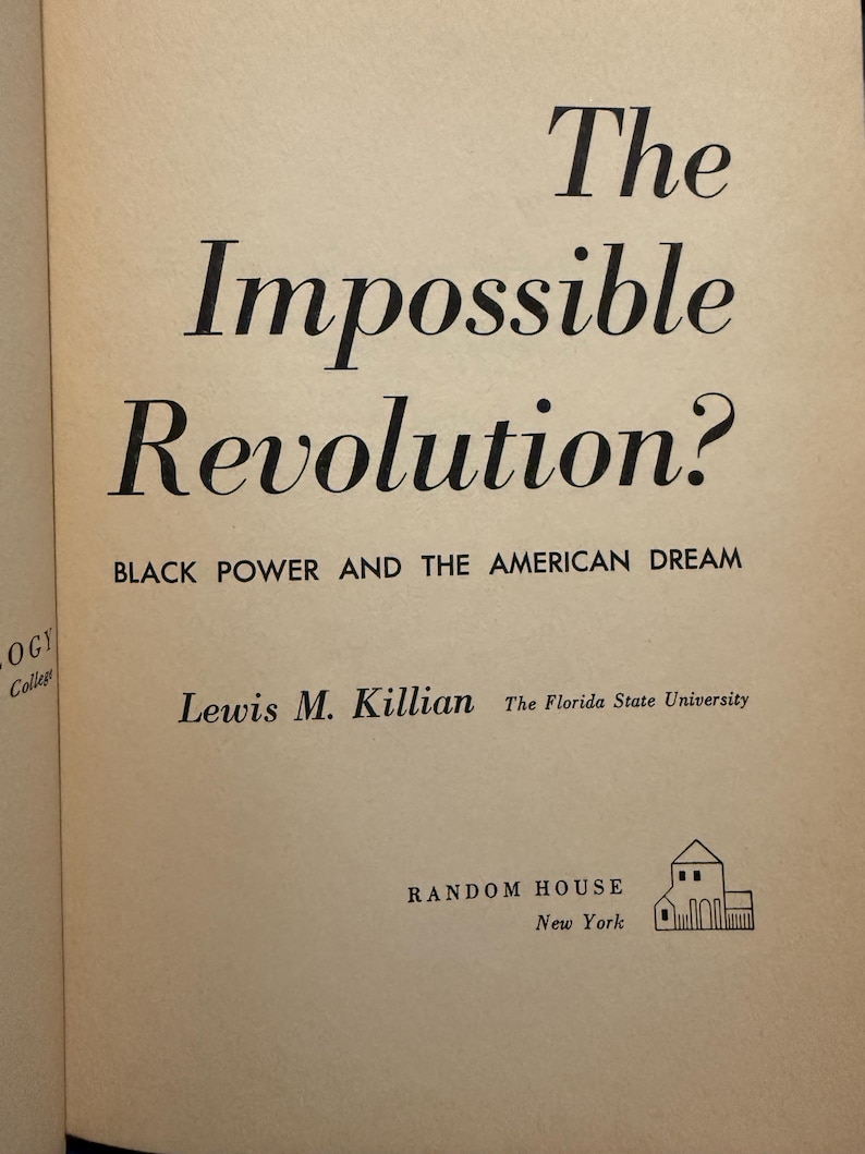 Op de afbeelding: Een boekpagina met de titel "The Impossible Revolution?" in grote, vette, zwarte letters. De ondertitel luidt "Black Power and the American Dream." Auteur Lewis M. Killian en uitgever Random House zijn ook afgebeeld.