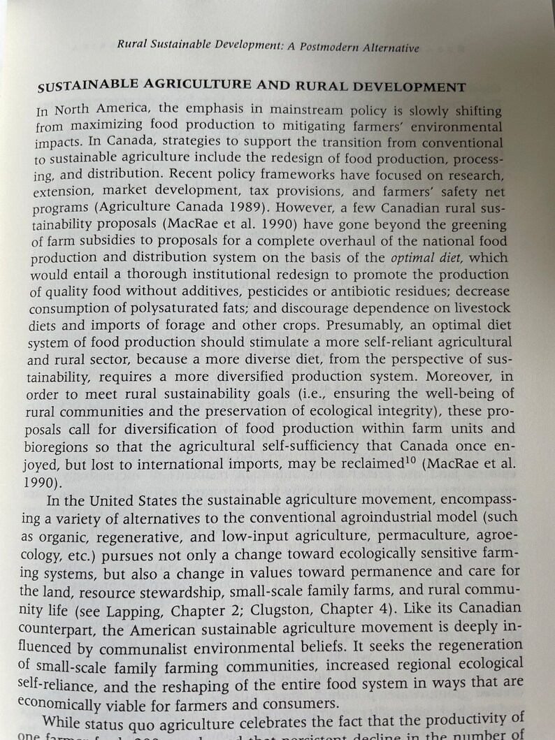 Puede incluir: Una p&aacute;gina de texto en blanco y negro de un libro sobre agricultura sostenible y desarrollo rural. El texto trata sobre el cambio de maximizar la producci&oacute;n de alimentos a mitigar los impactos ambientales. El texto tambi&eacute;n menciona la importancia de un sistema de producci&oacute;n m&aacute;s diversificado y la preservaci&oacute;n de la integridad ecol&oacute;gica.