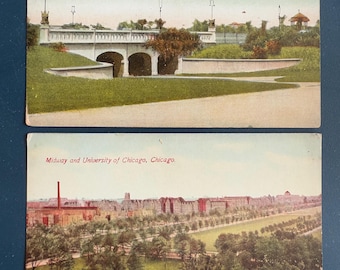 Puede incluir: Dos postales antiguas que representan escenas de Chicago. La postal superior muestra un puente sobre una zona cubierta de hierba con el texto "Garfield Park, Chicago, Ill." La postal inferior muestra una vista del Midway Plaisance y la Universidad de Chicago con el texto "Midway and University of Chicago, Chicago."