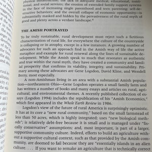 Puede incluir: Una imagen en blanco y negro de un libro con el t&iacute;tulo "Amish Economics" impreso en la portada. El libro est&aacute; abierto en una p&aacute;gina con texto sobre el estilo de vida Amish y c&oacute;mo se relaciona con el desarrollo rural.