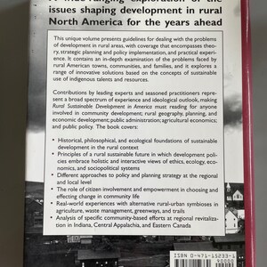 Puede incluir: Una portada de libro con fondo rojo, blanco y azul. El t&iacute;tulo es "Rural Sustainable Development in America". El libro explora los problemas que dan forma al desarrollo en las zonas rurales de Am&eacute;rica del Norte para los pr&oacute;ximos a&ntilde;os.
