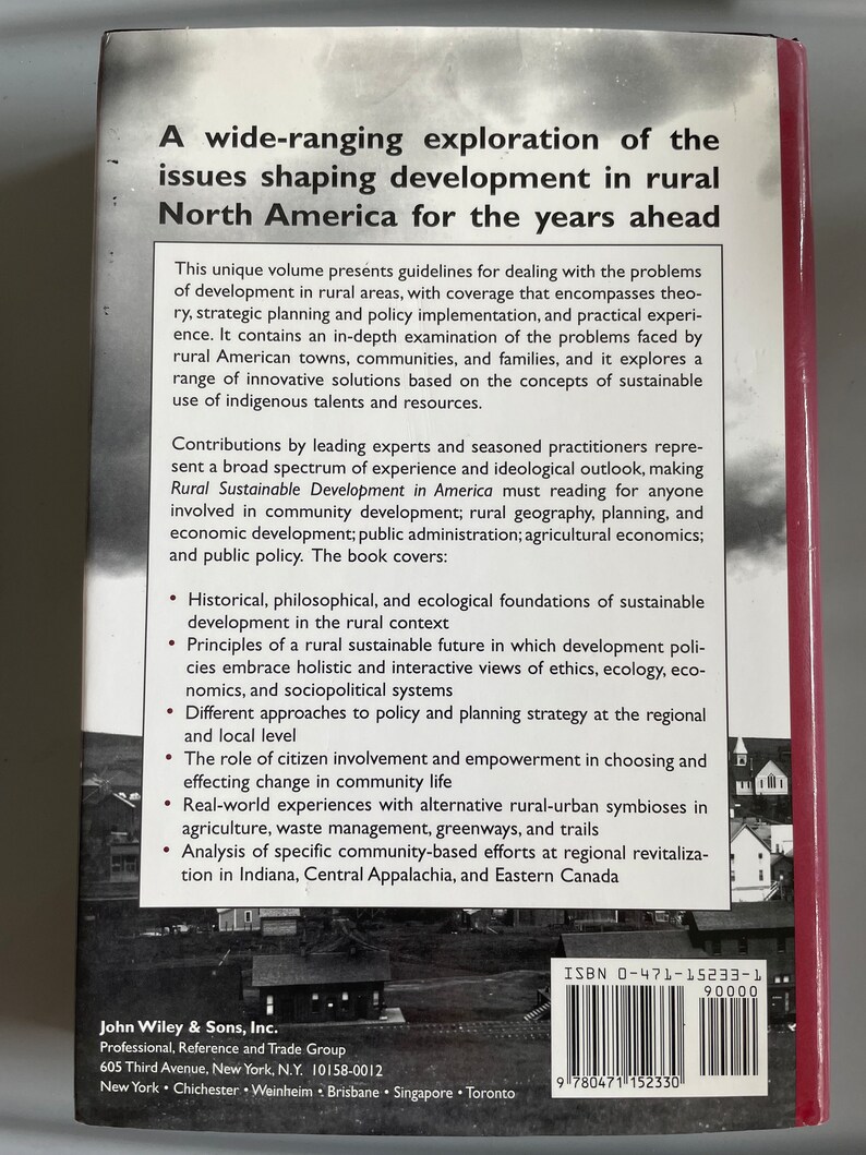 Puede incluir: Una portada de libro con fondo rojo, blanco y azul. El t&iacute;tulo es "Rural Sustainable Development in America". El libro explora los problemas que dan forma al desarrollo en las zonas rurales de Am&eacute;rica del Norte para los pr&oacute;ximos a&ntilde;os.