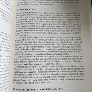 Puede incluir: Una p&aacute;gina de libro con texto negro sobre fondo blanco. El texto trata sobre el concepto de desarrollo sostenible en la regi&oacute;n de las Grandes Llanuras. El texto incluye el t&iacute;tulo "Still Life on the Plains: Strategies for Sustainable Communities" y el subt&iacute;tulo "The Worth of a Place".