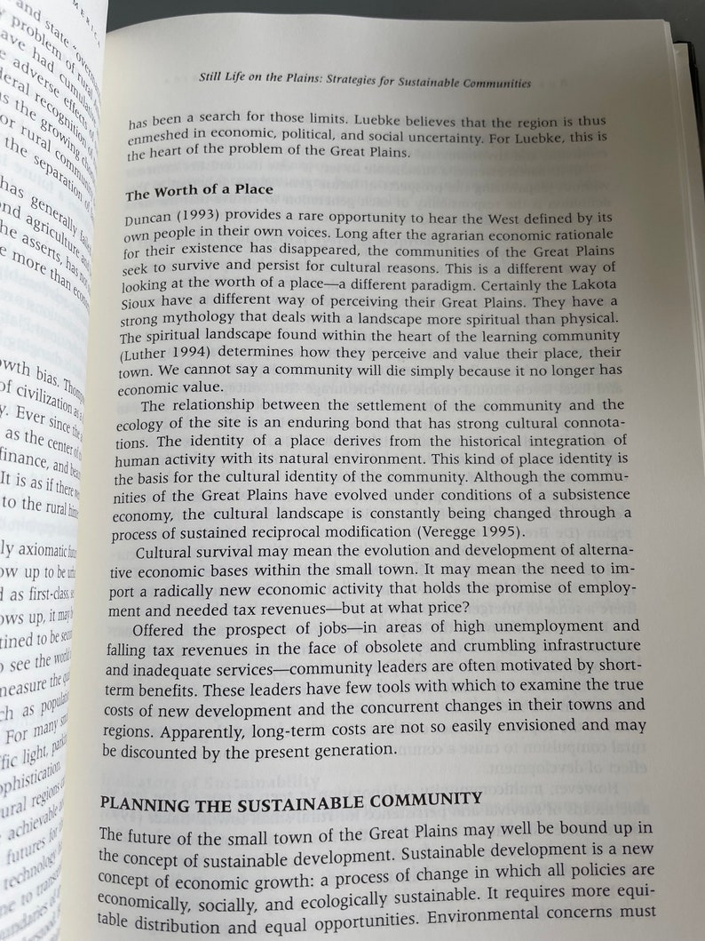 Puede incluir: Una p&aacute;gina de libro con texto negro sobre fondo blanco. El texto trata sobre el concepto de desarrollo sostenible en la regi&oacute;n de las Grandes Llanuras. El texto incluye el t&iacute;tulo "Still Life on the Plains: Strategies for Sustainable Communities" y el subt&iacute;tulo "The Worth of a Place".