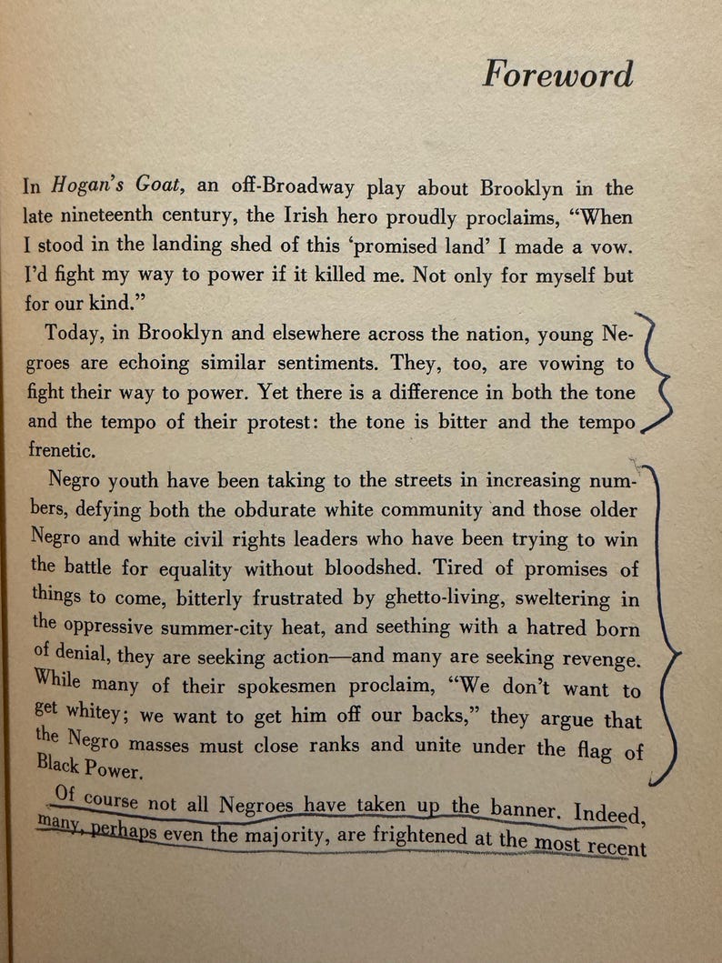 Op de afbeelding: Een pagina uit een boek met de titel "Foreword" bovenaan. De tekst bespreekt thema's als macht, protest en raciale identiteit in Brooklyn in de late 19e eeuw. Zwarte tekst op verouderd papier.