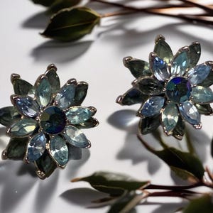 Vintage 60&#39;s signed Crown Trifari silver tone & light and dark blue rhinestone clip earrings star flower