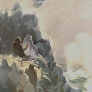 Puede incluir: Pintura al óleo de una escena costera con figuras en un acantilado rocoso. La obra utiliza tonos apagados de gris, marrón y blanco, con un cielo brillante y soleado y olas rompiendo. Varias figuras se reúnen, algunas con capucha, en un ambiente de contemplación.