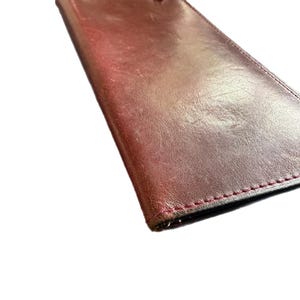 Cartera de chequera de cuero marrón burdeos de Etienne Agnier, un solo propietario