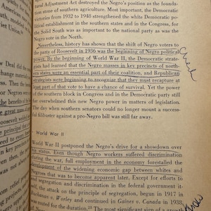 Op de afbeelding: Een pagina uit een oud boek met tekst. De titel "The Pressure for Revolution: The Old Regime" is zichtbaar. De tekst gaat over de verschuiving van de zwarte stem en de opkomst van zwarte politieke macht tijdens de Tweede Wereldoorlog.
