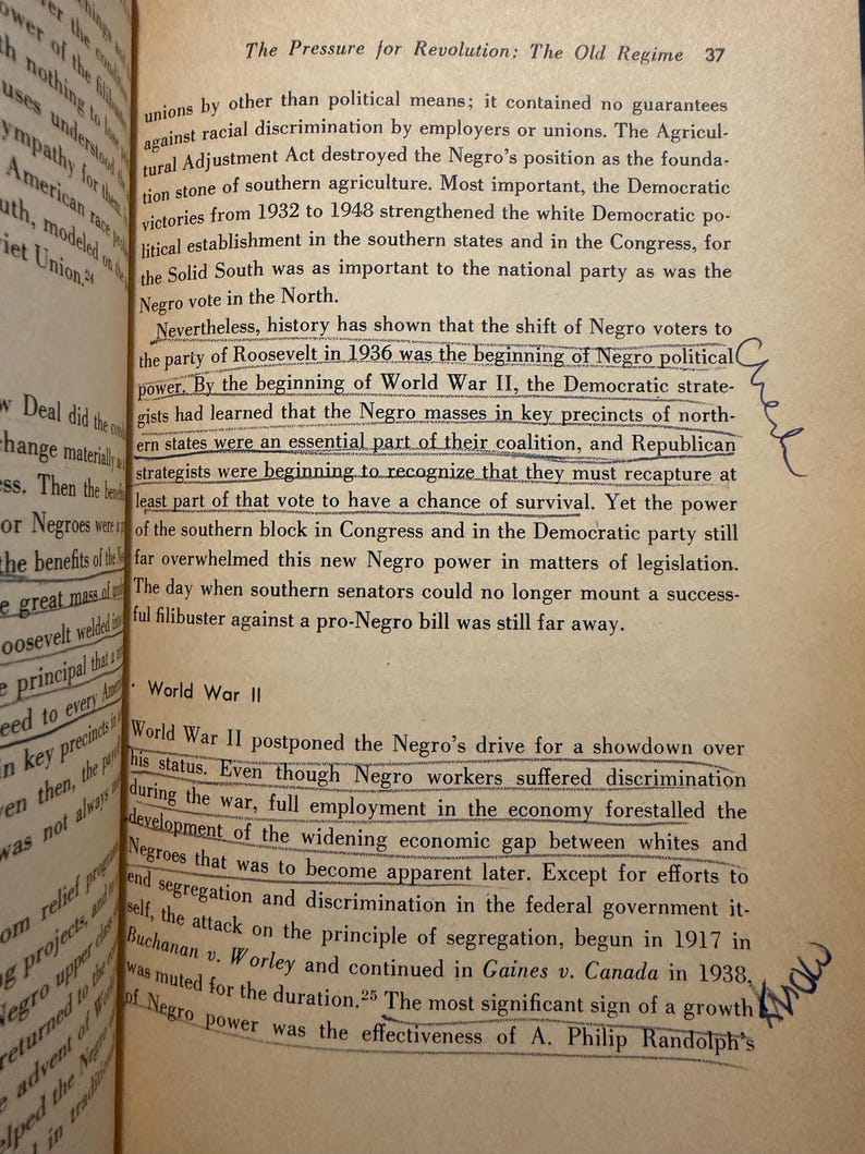 Op de afbeelding: Een pagina uit een oud boek met tekst. De titel "The Pressure for Revolution: The Old Regime" is zichtbaar. De tekst gaat over de verschuiving van de zwarte stem en de opkomst van zwarte politieke macht tijdens de Tweede Wereldoorlog.