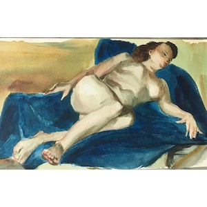 Puede incluir: Una pintura de acuarela de una persona desnuda acostada en un sofá de terciopelo azul. La cabeza de la persona está apoyada en el sofá y sus brazos están extendidos. La pintura está hecha en un estilo realista.