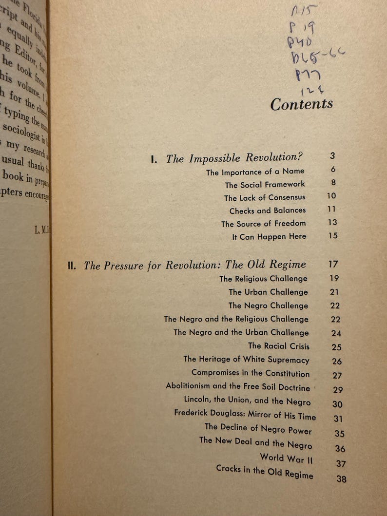 Op de afbeelding: Open boekpagina met de inhoudsopgave. De titel is "Contents", met het eerste deel getiteld "The Impossible Revolution?" en het tweede deel getiteld "The Pressure for Revolution: The Old Regime."