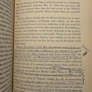 Op de afbeelding: Pagina uit een open boek met tekst over de opkomst van een profeet, waaronder Martin Luther King Jr. en de Montgomery-busboycot. Zwarte tekst op verouderd papier, met handgeschreven aantekeningen.