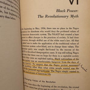 Op de afbeelding: Open boekpagina met tekst. De titel luidt "Black Power: The Revolutionary Myth". De tekst bespreekt de Negro-protestbeweging en de wens naar een mainstream Amerikaans leven. De tekst is geel gemarkeerd.