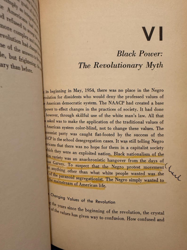 Op de afbeelding: Open boekpagina met tekst. De titel luidt "Black Power: The Revolutionary Myth". De tekst bespreekt de Negro-protestbeweging en de wens naar een mainstream Amerikaans leven. De tekst is geel gemarkeerd.