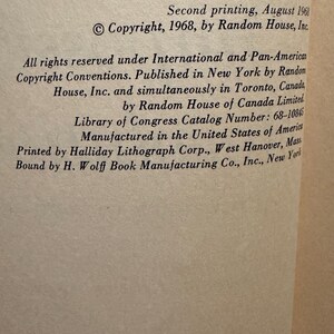Op de afbeelding: Close-up van een pagina uit een boek met tekst. De tekst bevat copyrightinformatie uit 1968 van Random House, Inc. Aanvullende tekst beschrijft de afdruk, inclusief het catalogusnummer van de Library of Congress en de fabrikant.