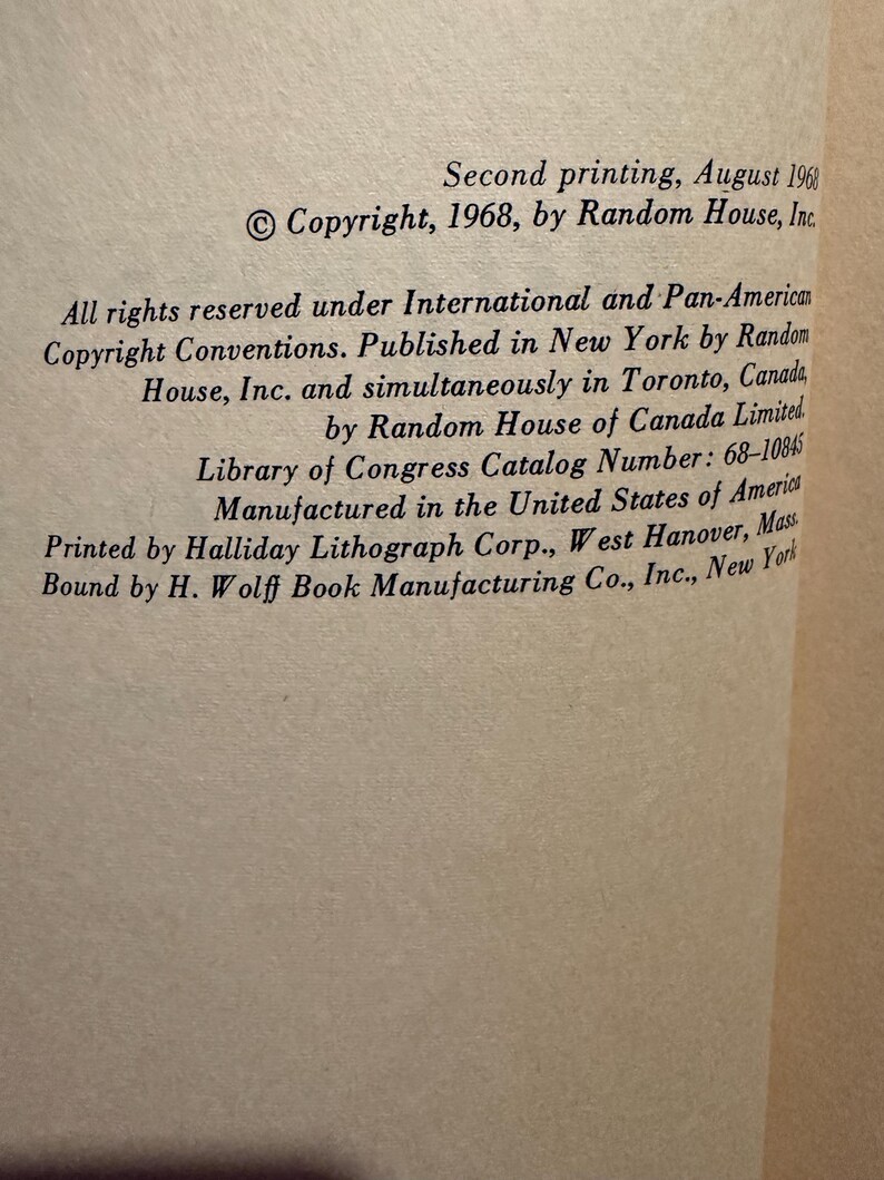 Op de afbeelding: Close-up van een pagina uit een boek met tekst. De tekst bevat copyrightinformatie uit 1968 van Random House, Inc. Aanvullende tekst beschrijft de afdruk, inclusief het catalogusnummer van de Library of Congress en de fabrikant.