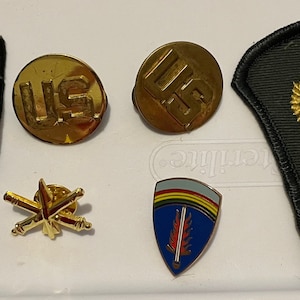 Army patches and pin back lot