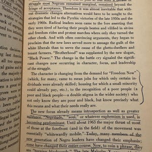 Op de afbeelding: Een open boek met tekst, met het woord "Foreword" bovenaan. De tekst bespreekt de evolutie van de Negro-opstand en de verschuiving naar introspectie en militantie.