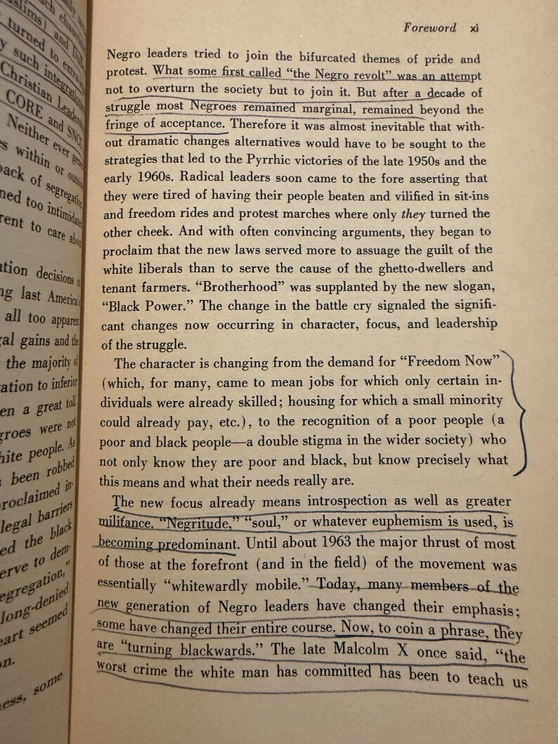 Op de afbeelding: Een open boek met tekst, met het woord "Foreword" bovenaan. De tekst bespreekt de evolutie van de Negro-opstand en de verschuiving naar introspectie en militantie.
